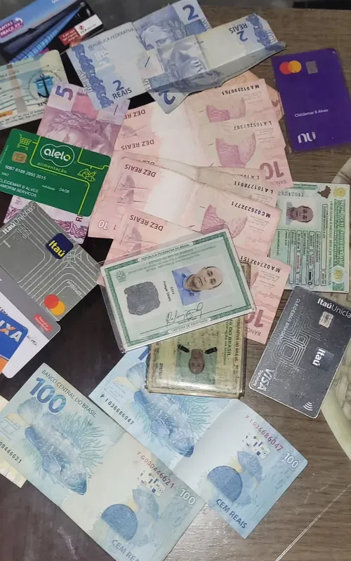 Dinheiro e documentos que estavam na carteira perdida