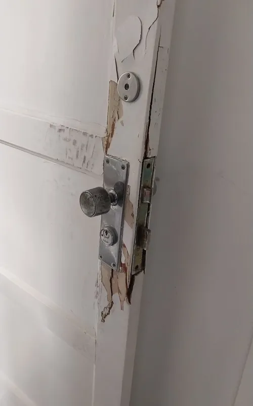 Mulheres trancaram os homens dentro do quarto, e a porta teve que ser arrombada
