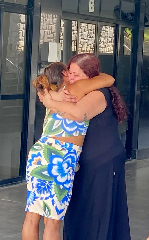 Familiares ampararam mãe e irmão de Yohanna durante velório