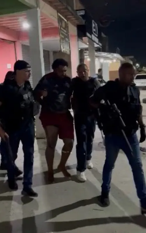 Roger de Oliveira Fernandes sendo preso pela Polícia Civil