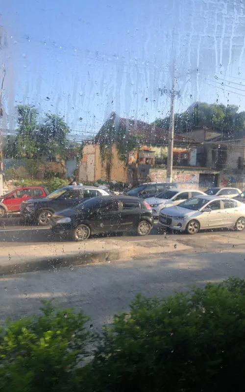 Veículos no engarrafamento na Alameda São Boaventura