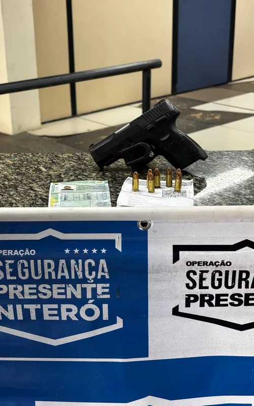 Pistola foi apreendida pela polícia