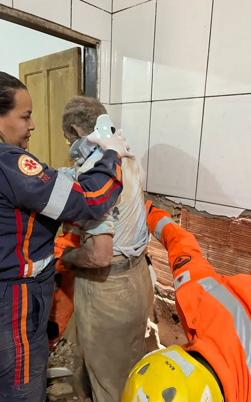 Idoso é resgatado com segurança e sem fraturas após ficar preso entre duas paredes