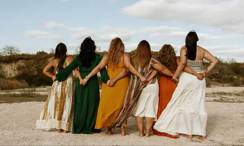 Ser “bruxa”, hoje, é lembrar que dentro de cada mulher há uma força ancestral