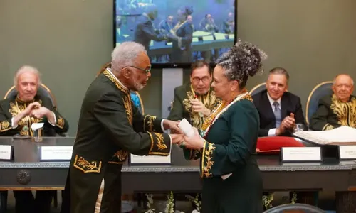 Escritora recebeu o diploma das mãos de Gilberto Gil