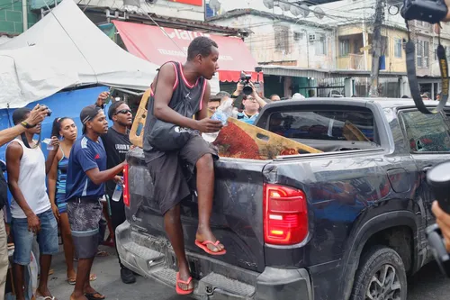 Mais um corpo é levado para praça na caçamba