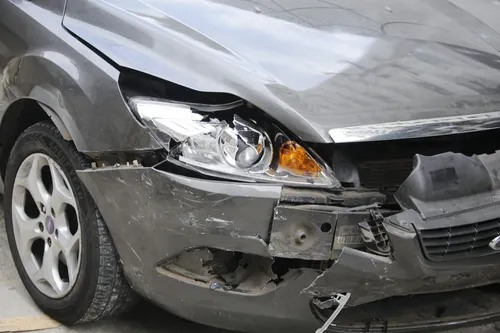 Carro sofreu danos em acidente