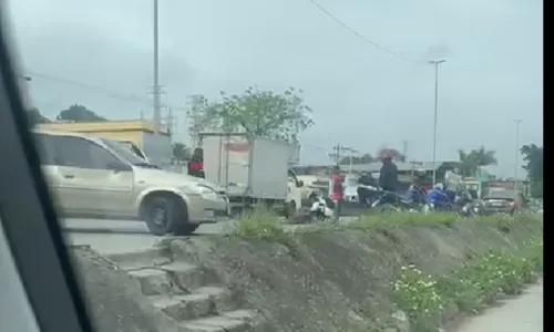 O acidente aconteceu na altura do bairro Laranjal, sentido Niterói