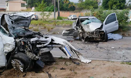 Os carros bateram na RJ-104 e ficaram destruídos