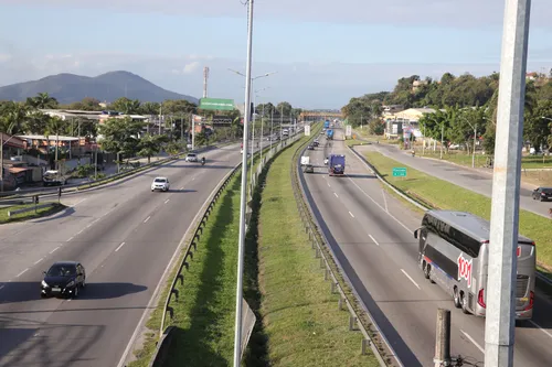 Em cima de uma passarela, dá para perceber como é longe a outra