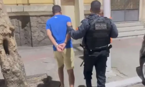 O homem possuía ainda anotações criminais por estelionato, lesão corporal, furto e ameaaça