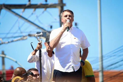 Ministro Moraes disse que o uso das redes por Bolsonaro através do filho Eduardo foi pontual