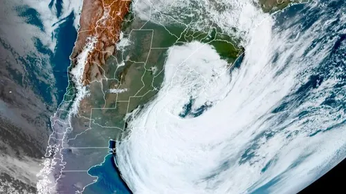 Imagens de satélite do ciclone que atingiu o estado de São Paulo