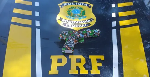 Arma de boirnquredo que a PRF comnseg8uiu recuperar no valão