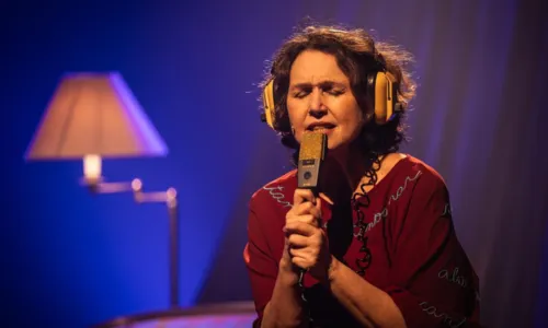 Além de atuar, atriz também canta algumas músicas de Chico Buarque