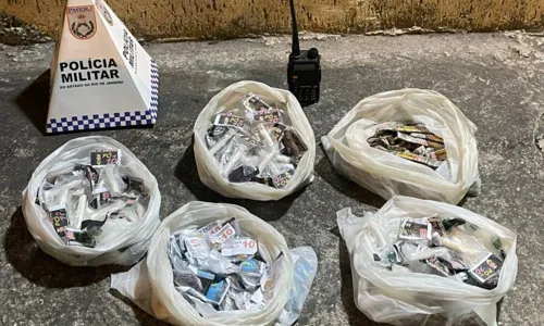 O preso e o material apreendido foram levados para a 75ª DP (Rio do Ouro), onde o caso foi registrado