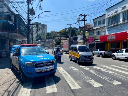 Policiais militares realizam patrulhamento na região