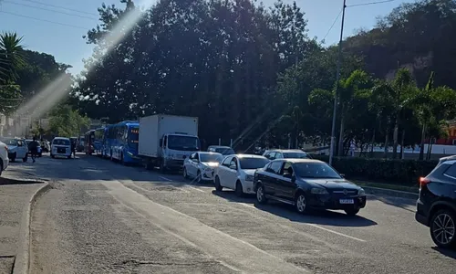 Imagem ilustrativa da imagem Batida entre carros para RJ-104 entre Niterói e São Gonçalo