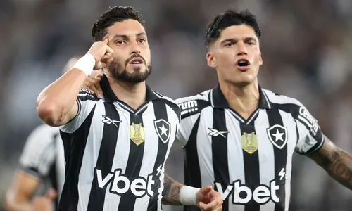 Telles marcou o primeiro gol da partida no primeiro tempo