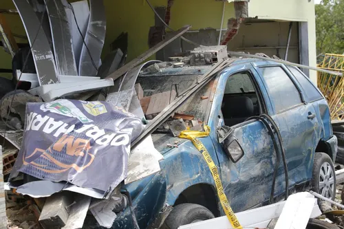 Carro e estabelecimento ficaram destruídos com o impacto
