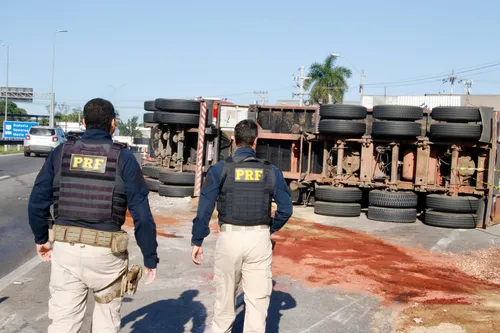 Agentes da PRF e da concessionária trabalham para desvirar a carreta