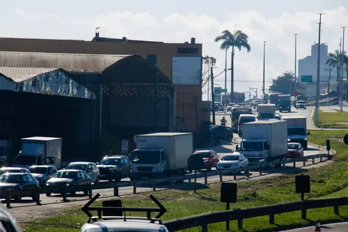 Acidente causou longo congestionamento na via