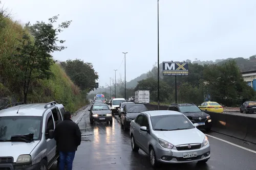 O trânsito ficou totalmente devido ao acidente