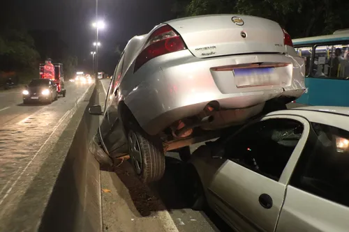 Roda do carro parou de funcionar e atingiu mureta