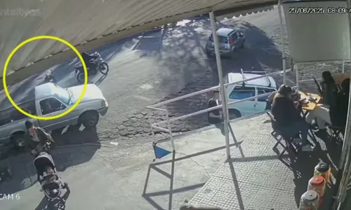 O atirador chega de moto e dispara contra a caminhonete onde estavam as vítimas em Mangaratiba