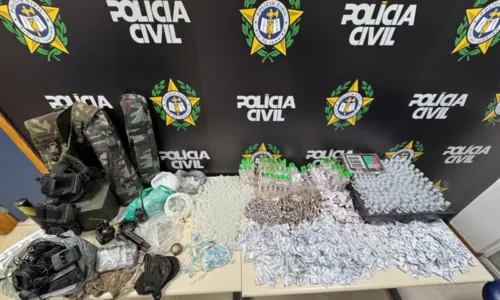 Entorpecentes e acessórios táticos apreendidos pela Polícia Civil