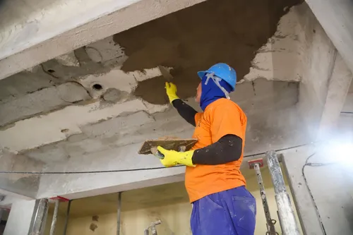 Operário trabalhando na reforma do Cinema Icaraí