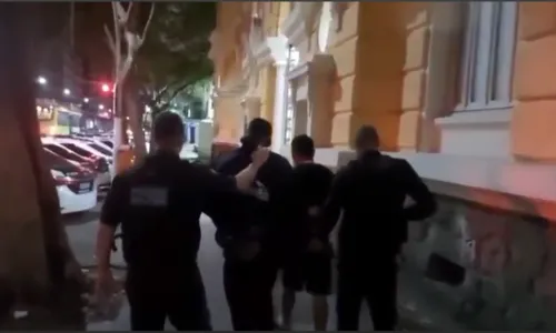Os homens foram levados para a 76ª DP, onde ficaram presos por roubo
