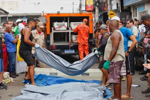 Os corpos foram retirados da mata e enfileirados em praça pública