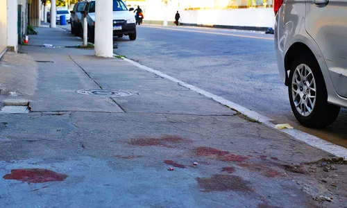 Marcas de sangue ainda estavam nas ruas após a madrugada de tiros