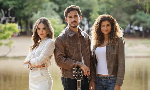 Naiane Sampaio (Isabelle Drummond), João Raul (Filipe Bragança) e Agrado Garcia (Isadora Cruz)