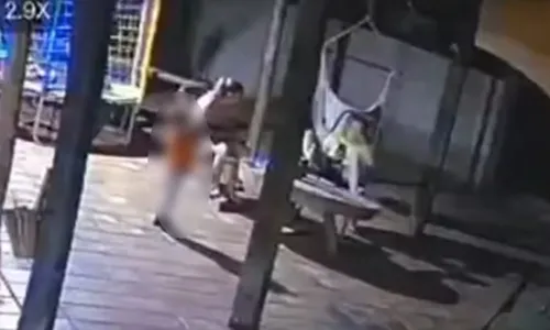 Imagens da câmera de segurança da residência registraram o momento do disparo
