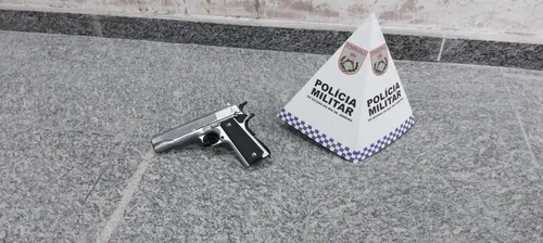 Simulacro cromado foi apreendido pela Polícia Militar