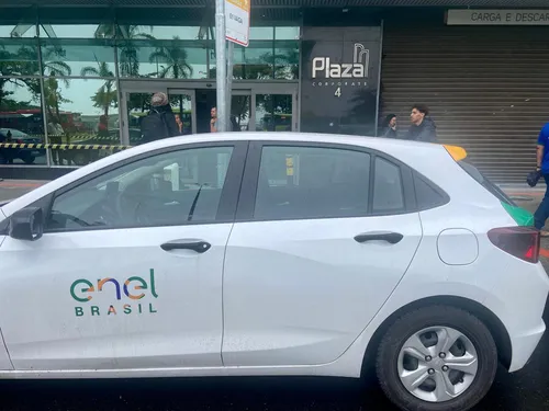 Equipe da Enel atua para restabelecer energia elétrica no local