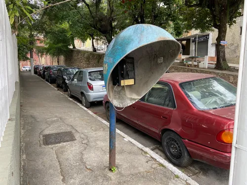 Aparelho instalado na  Rua Jonatas Botelho, no Cubango, em Niterói, ainda resiste ao tempo
