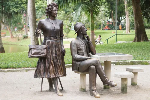 Estátua do ator Paulo Gustavo no Campo de São Bento