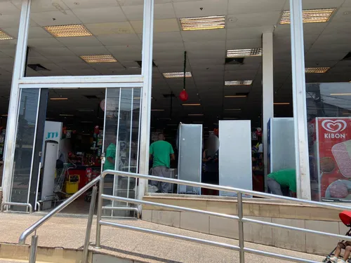 Fachada de supermercado no Porto Velho amanheceu sem vidros