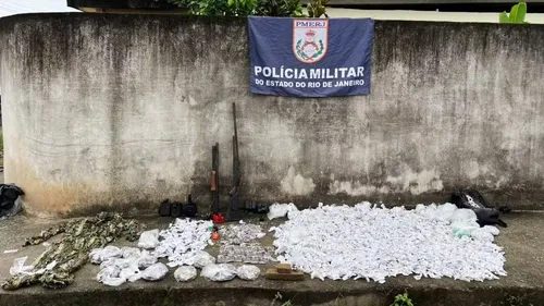 Um fuzil, uma espingarda e drogas foram apreendidos