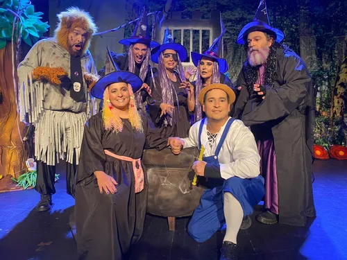 Guga Gallo e elenco do espetáculo 'A Bruxinha Que Era Boa'
