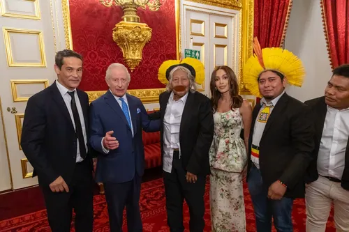 Cacique Raoni, ao lado do Rei Charles, foi homenageado