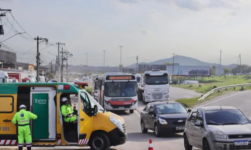 O trânsito permanece com longas filas de veículos e lentidão até o local do acidente