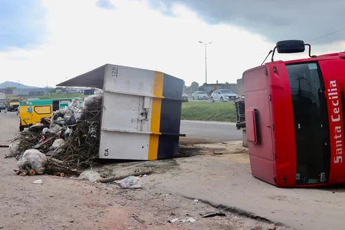 O acidente aconteceu por volta das 13h quando o caminhão derrapou e tombou na pista