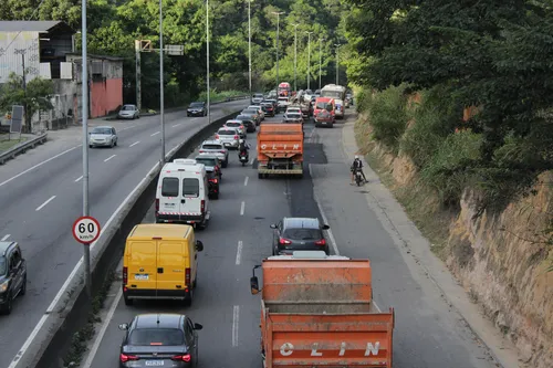 Trânsito na RJ-104, sentido São Gonçalo