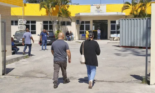 Familiares compareceram ao IML de Tribobó na manhã desta terça-feira (9)
