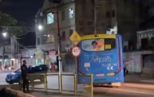 Alameda São Boaventura bloqueada por um coletivo após ação policial
