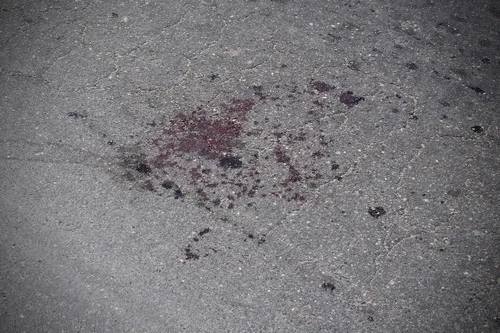 Marcas de sangue ainda são vistas onde a vítima foi baleada